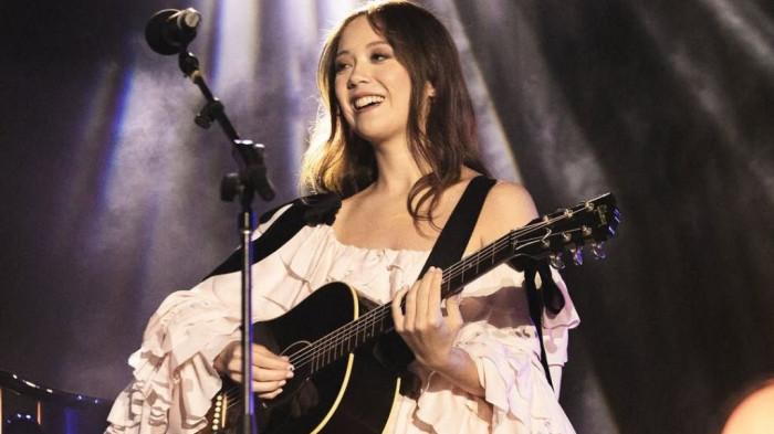 Lirik dan Terjemahan Lagu Santa Claus Is Comin’ To Town – Laufey