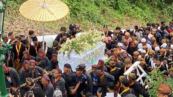 Lautan Manusia Iringi Prosesi Pemakaman Raja Kasunanan Surakarta PB XIII