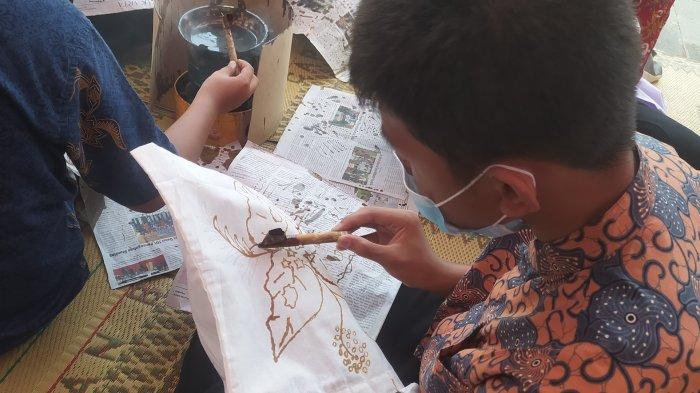 Lestarikan Budaya, Seratusan Siswa di Sleman Diajak Membatik Bersama