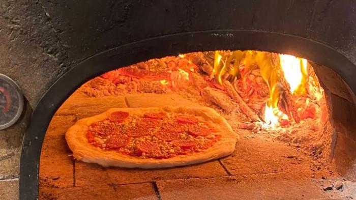 Tempat pemanggangan pizza di L'union Pizza.