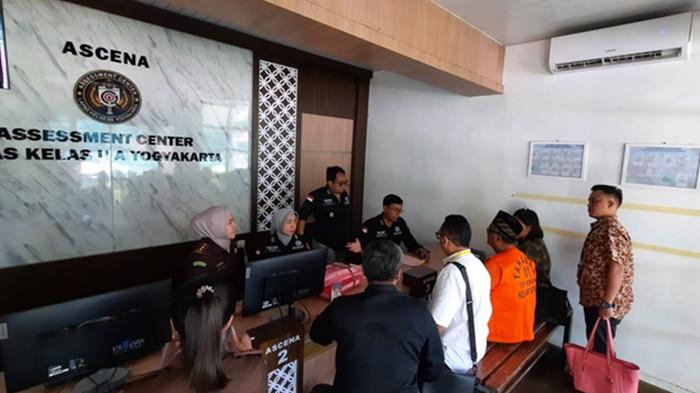 DITAHAN - Lurah Tegaltirto, Kapanewon Berbah, Sleman, berinisial S resmi ditahan di Rutan Kelas IIA Yogyakarta, Selasa (23/9/2025), setelah Kejati DIY menyerahkan tersangka dan barang bukti kasus dugaan korupsi penjualan tanah kas desa kepada Kejaksaan Negeri Sleman. Kerugian negara ditaksir mencapai Rp733 juta.