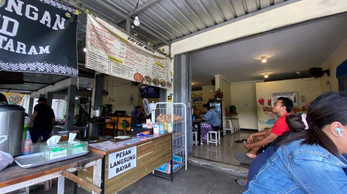 MIE AYAM PAK SARMINTUL - Suasana Ramai Warung Mie Ayam Pak Sarmintul