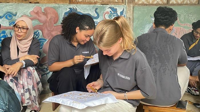 Mahasiswa Internasional Belajar Keselamatan Kerja Lewat Membatik di Giriloyo Bantul