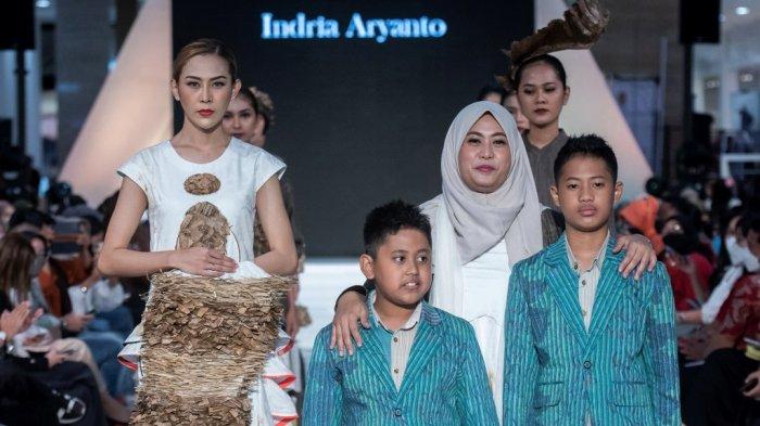Manfaatkan Sampah Daun Pisang, Desainer Indria Aryanto Ciptakan Kreasi Baru di Dunia Fashion
