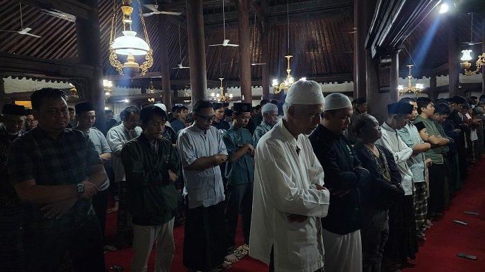 TARAWIH: Jemaah Masjid Gedhe Kauman, Kota Yogyakarta  melaksanakan ibadah salat tarawih perdana di bulan suci Ramadan 2026, Selasa (17/2/26).