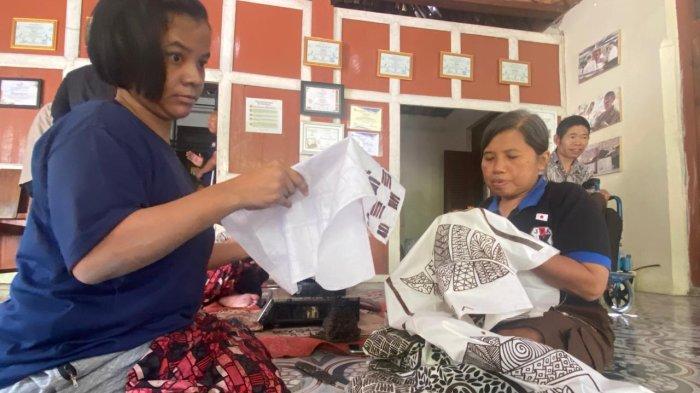 Melihat Produksi Batik Tulis Komunitas Difabelzone yang Tembus Pasar Internasional