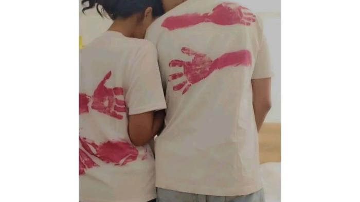 Melukis kaos bersama pasangan