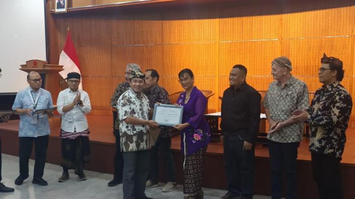 Menerima Penghargaan Pustaka Paripalana