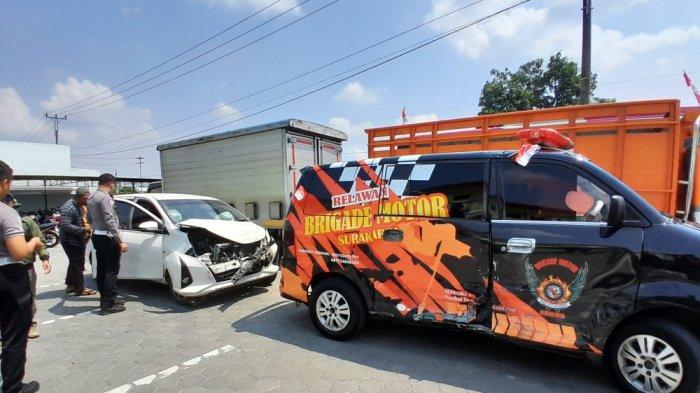 LAKA LANTAS: Kanit Gakkum Satlantas Polres Klaten, Iptu Alif Akbar Lukman Hakim, menunjukkan kendaraan mobil Toyota Calya dan ambulance yang terlibat kecelakaan lalu lintas di Simpang Lima Klatos Klaten, pada Senin (11/8/2025).