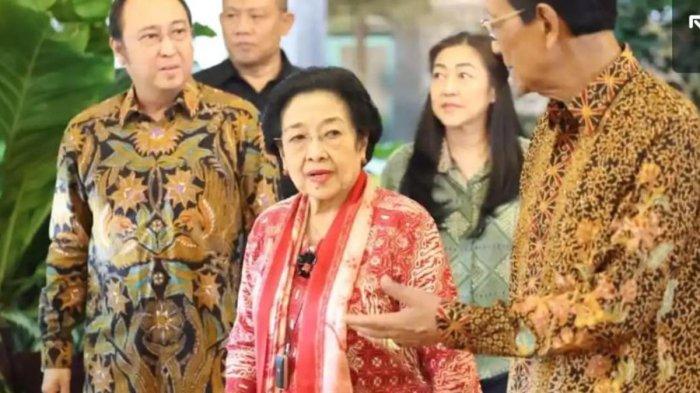JAMUAN: Presiden ke-5 Republik Indonesia sekaligus Ketua Umum PDI Perjuangan (PDIP), Megawati Soekarnoputri bersama keluarga melakukan pertemuan dan santap malam dengan Raja Karaton Ngayogyakarta Hadiningrat, Sri Sultan Hamengku Buwono X, di Kraton Jogja, Jumat (22/5/2026) malam.