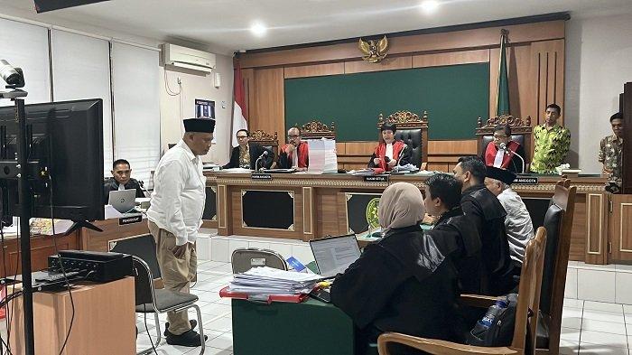 KESAKSIAN HARDA: Saksi Harda Kiswaya saat memberi hormat kepada terdakwa Sri Purnomo seusai persidangan Dana Hibah Pariwisata Sleman, Jumat (23/1/2026)