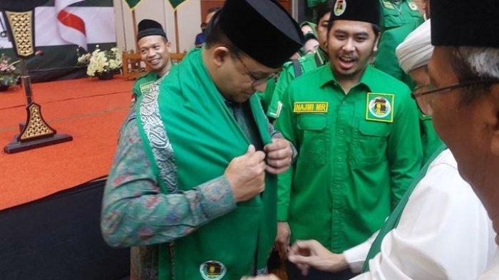 Moment Anies Baswedan Dikalungi Sorban saat Tiba di Muskercab PPP DKI
