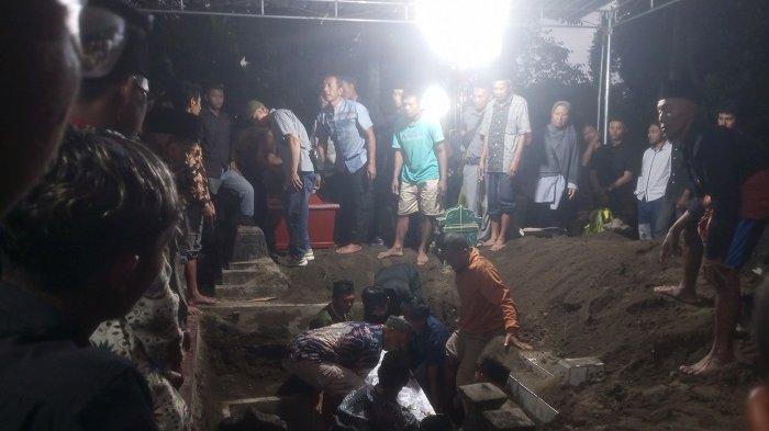 SATU LIANG: Suasana pemakaman Mutiara dan Endah, ibu dan anak, yang menjadi korban kecelakaan  Bus Cahaya Trans di Semarang. Keduanya dimakamkan dalam satu liang di Pemakaman Dusun Kebur Lor, Argomulyo, Cangkringan Sleman Senin (22/12/2025)