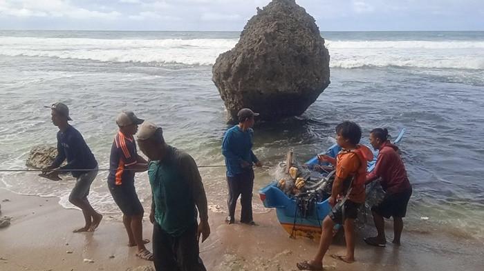 BREAKING NEWS: Nelayan di Gunungkidul Hilang Dihantam Gelombang Saat Melaut di Pantai Nglolang