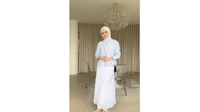 Fashion Hijab Sashfir dengan Kemeja Salur Biru dan Rok Plisket Putih