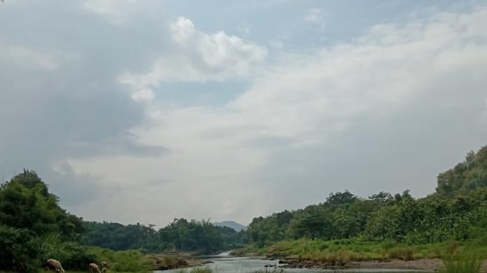 PROTOBAYAN RIVER - Pemandangan yang asri dengan suara gemericik air yang cocok buat bengong