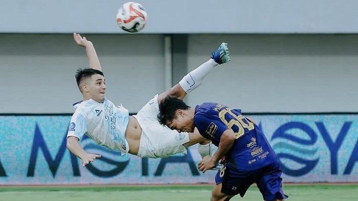 REKOR TANDANG TERHENTI: Pemain PSIM Yogyakarta, Ezequiel Vidal saat berusaha melepaskan tendangan salto saat melawan Persita Tangerang di Indomilk Arena Stadium, Jumat (17/10/2025) sore. PSIM kalah 4-0.