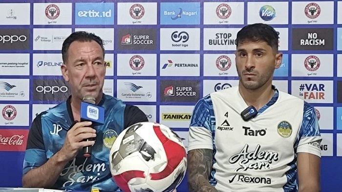 PERSIAPAN MEPET: Pelatih PSIM Yogyakarta, Jean-Paul Van Gastel dan kapten tim Franco Ramos saat memberikan keterangan pers, Selasa (3/3/2026) malam.