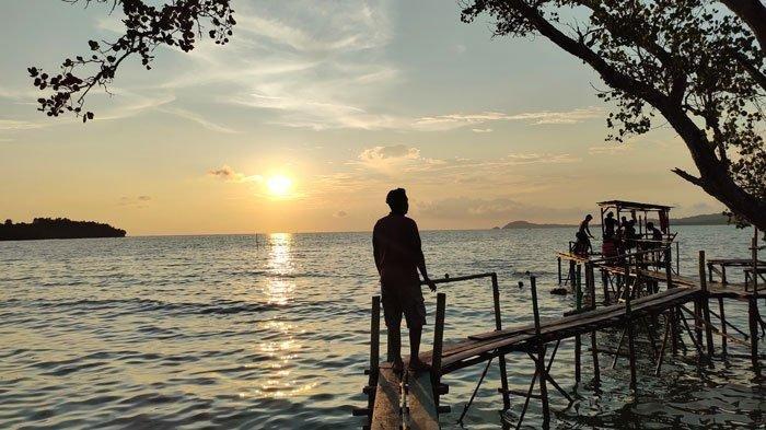 Pantai Sunset di Kampung Pane, Desa Sungai Buluh, Kecamatan Singkep Barat, Kabupaten Lingga, Provinsi Kepri.