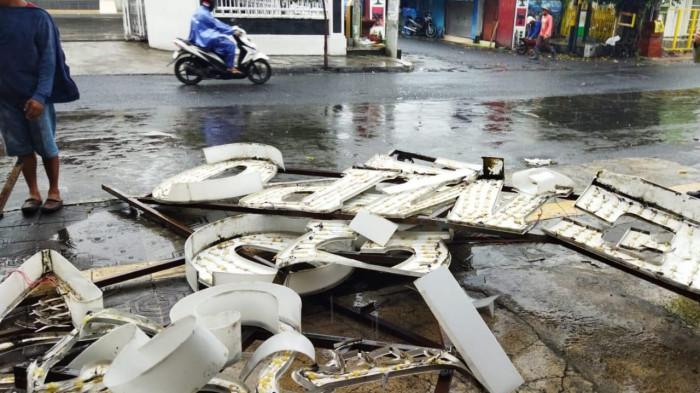 Papan Nama Sebuah Toko di Mergangsan Ambruk, Dua Jukir Luka-luka, Dua Mobil Rusak