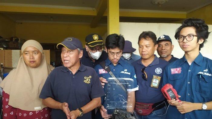 CARI GAS PEMICU: Prof. Alva Edy Tantowi (bertopi) saat menyampaikan keterangan setelah melakukan observasi dan pengambilan sampel di rumah Agusyani yang mengalami kebakaran berulang di Kasuran, Margomulyo, Seyegan, Kabupaten Sleman