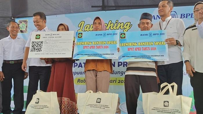 BANTUAN - Para penerima bantuan BPNT APBD yang menerima secara simbolis di Pasar Sentolo Baru, Kalurahan Salamrejo, Kapanewon Sentolo, Kulon Progo, Rabu (25/02/2026).