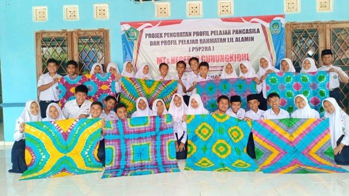 Para Siswa MTs Negeri 2 Gunungkidul Buat Kerajinan Batik Jumputan Sebagai Projek Kurikulum Merdeka