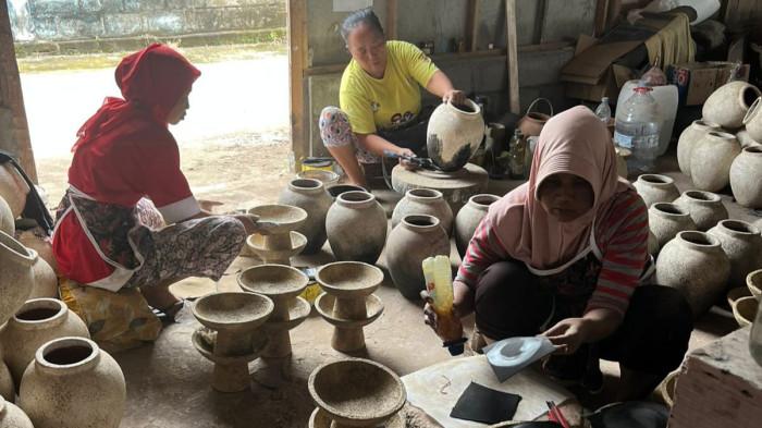 Parjono Keramik Jaya di Pasar Ngasem, Patehan, Kraton, Kota Yogyakarta