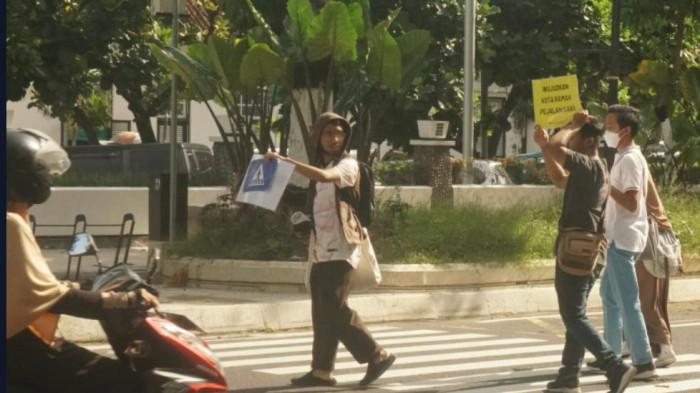 Aksi komunitas Pedestrian Jogja dalam menarasikan hak pejalan kaki untuk mendukung keberlanjutan wilayah perkotaan. (Sumber: Arsip Pedestrian Jogja)