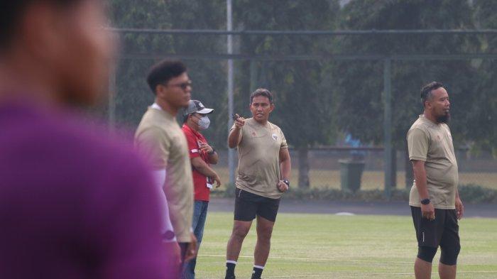 Pelatih Timnas Indonesia U16 Bima Sakti Pasang Foto Orang Tua Pemain di Ruang Ganti, Ini Tujuannya