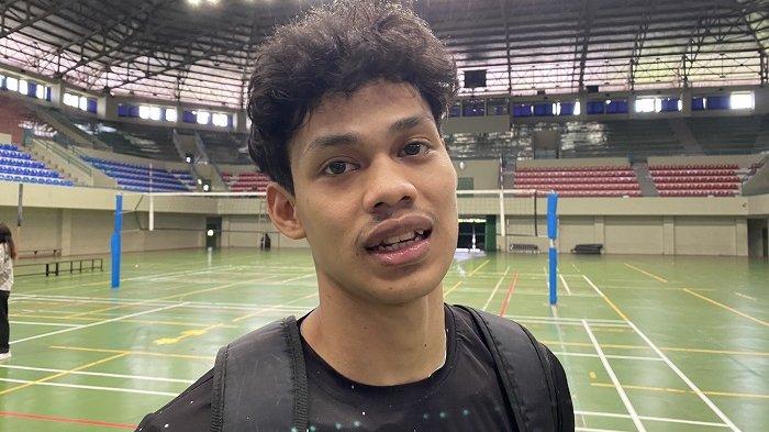 Qiz mushuk bilan tishli tayoqchada otiradi