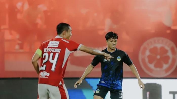 PSIM YOGYAKARTA VS BALI UNITED - Pemain PSIM Yogyakarta saat berusaha melewati hadangan pemain Bali United saat melakoni laga uji coba di Stadion Kapten I Wayan Dipta, Gianyar, Bali, Sabtu (26/7/2025).