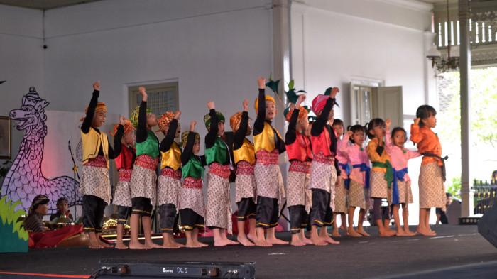 Anak-anak tingkat PAUD-TK dan SD tingkat awal saat mementaskan dolanan anak Sepuran sebagai pra-acara pementasan langen carita 