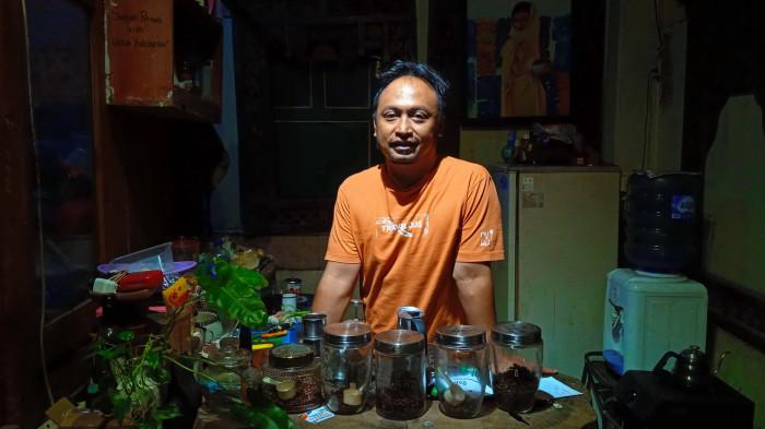Pedro Indharto, pemilik Kedai Gong, bersama racikan kopi dan rempah miliknya, Rabu (12/11/2025).