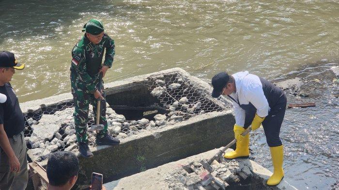 BONGKAR KARAMBA: Wali Kota Jogja Hasto Wardoyo terjun langsung dalam proses pembongkaran keramba di aliran Sungai Code, di kawasan Jogoyudan, Minggu (19/10/25).