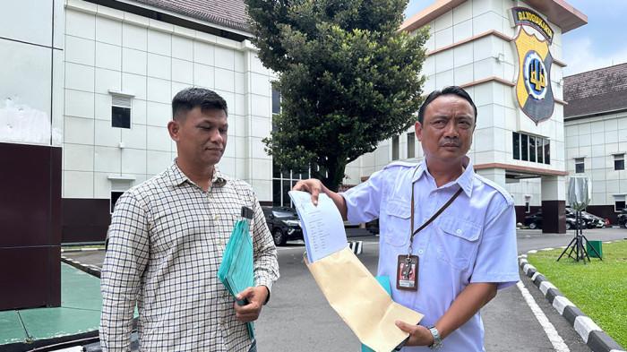 LAPORAN - Penasihat hukum pelapor dugaan pemerasan oleh oknum intel saat menunjukan bukti pelaporan di Mapolda DIY, Rabu (18/2/2026).