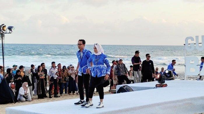 Ratusan Pegawai Pemkab Gunungkidul Jadi "Model" di Batik Fashion Beach di Pantai Sepanjang
