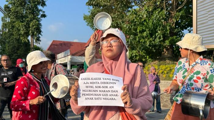 Peserta Aksi Menunjukan Poster
