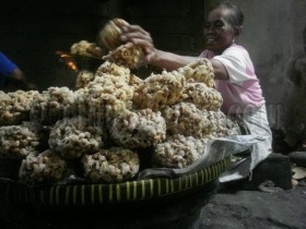 Jinem Sejak tahun 1988  mengembangkan usahanya di dusun Kedon, Sumbermulyo, Bambanglipuro Bantul.