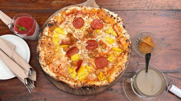 Menu pizza dan minuman di L'union Pizza.