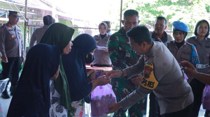 Polres dan Kodim 0732/Klaten Bagi-bagi Sembako dan Kerja Bakti Bersihkan Lingkungan