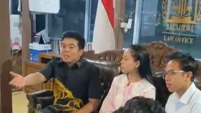 LAPORAN KASUS: Kuasa hukum Alam Dikorama bersama kliennya Shinta Komala saat menyampaikan keterangan kepada media.