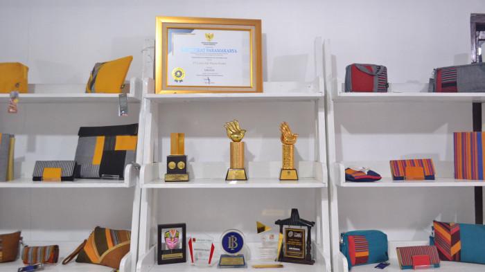 Beberapa piala dan piagam penghargaan yang diperoleh LAWE dipajang di sudut galeri LAWE, Rabu (19/11/2025).