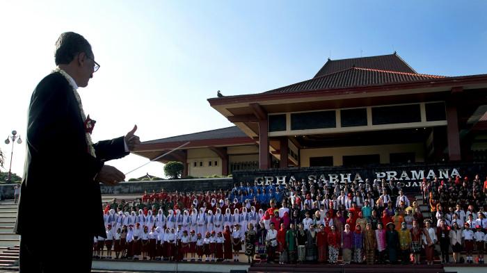 Priyo Dwiarso berdiri di depan peserta subade sebagai konduktor pada penyelenggaraan Konser Indonesia Damai 'Pancasila Rumah Kita', Jumat (01/06/2018). (Istimewa)