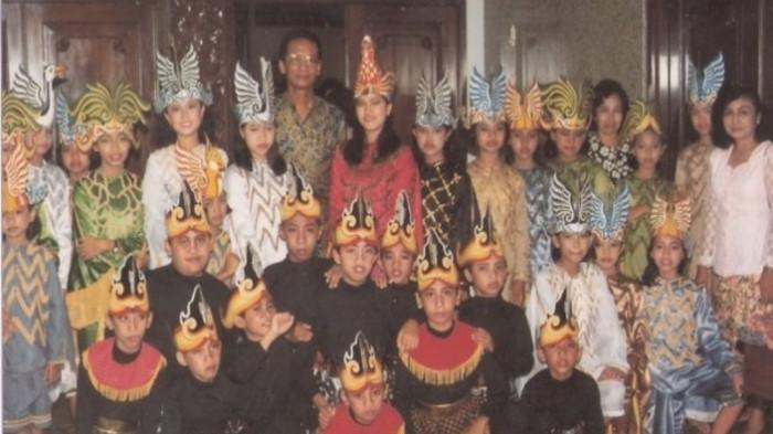 Priyo Dwiarso berfoto bersama anak-anak didiknya di Sasana Vokalia selepas mementaskan Operet 'Amanat Sang Garuda'. (Istimewa)