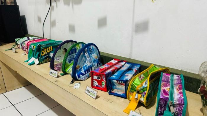 Display produk tas daur ulang kemasan plastik di Butik Daur Ulang, Jalan Sukoharjo, Condongcatur, Sleman (MG|Axel Sabina Rachel Rambing)