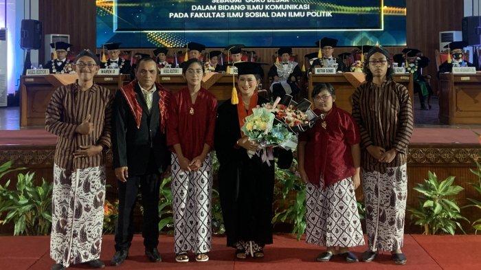 Kisah Haru Putri Buruh Klaten Bisa Raih Gelar Profesor di UPN Veteran Yogyakarta