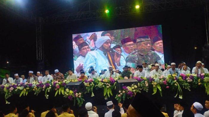 Puluhan Ribu Jemaah Kumandangkan Salawat Bersama Habib Syech Assegaf di Alun-alun Purworejo