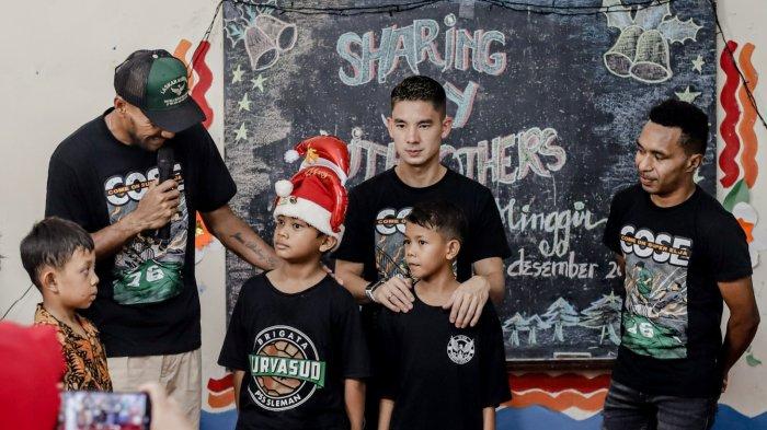 Sambut Natal 2023, Punggawa PSS Sleman Kunjungi SD BOPKRI Minggir