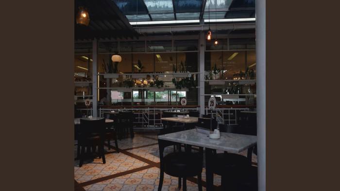 Tempat duduk indoor dan semi-outdoor disediakan bagi para tamu 